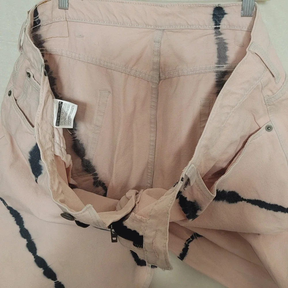 Levi's Men's Shorts Sz 40 Loose Baggy Salmon Denim 569